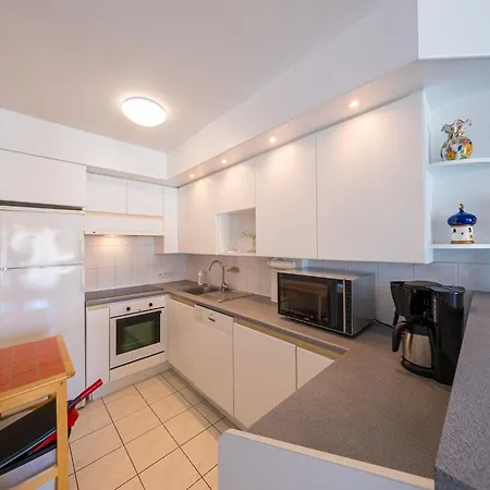 Flat Near Leopoldlaan With Side Sea View, Cleaning Included